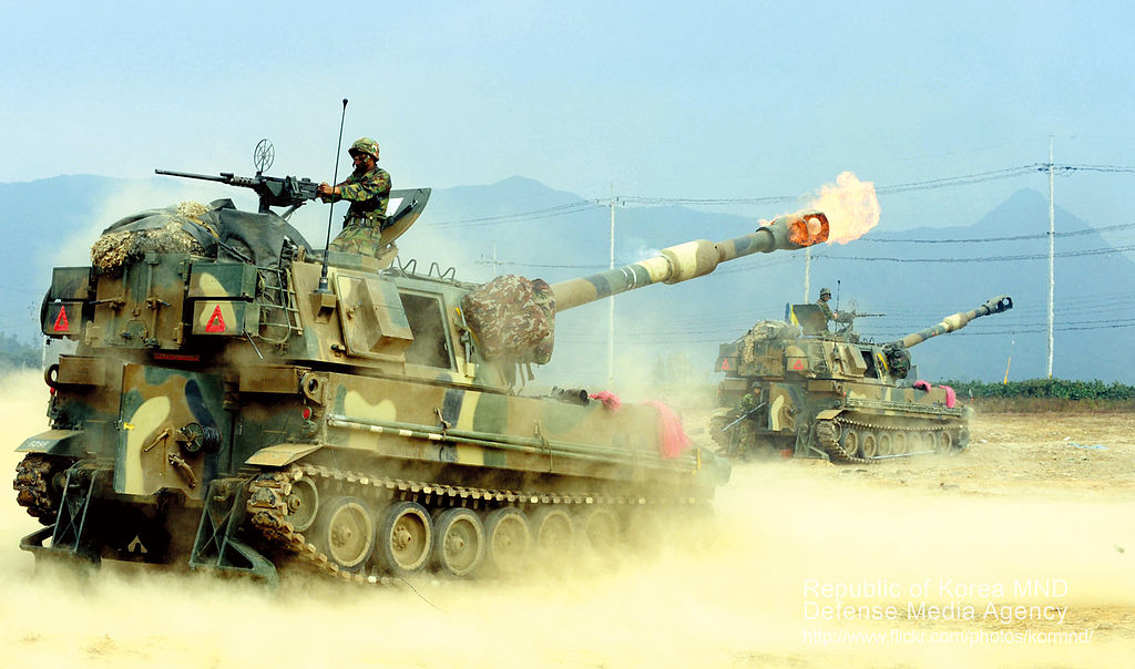 1024px K55 self-propelled howitzer firing