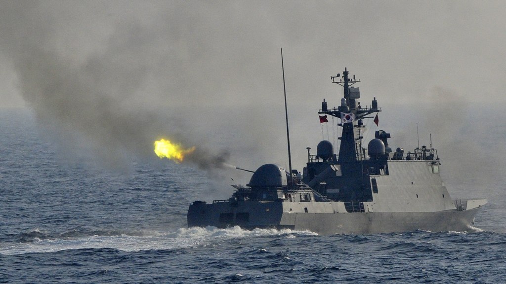 1024px 2015.10.19. 2015대한민국해군 관함식 2차 해상사열 및 훈련시범 (22126432429)