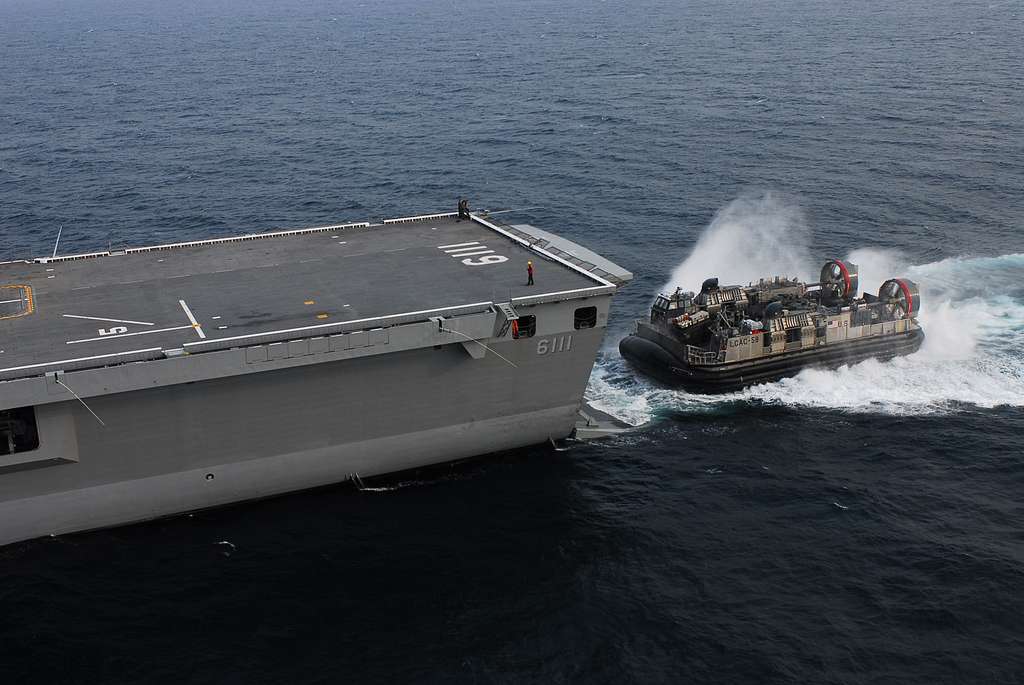 Republic of korea rok amphibious assault ship roks dokdo lph 6111 conducts d148e7
